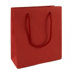 Подарочный пакет красного цвета из плотной бумаги